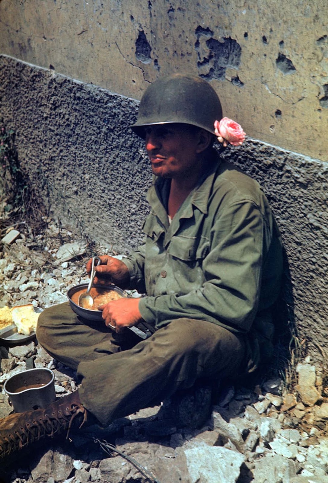 An American soldier took a meal break during the drive towards Rome, 1944.