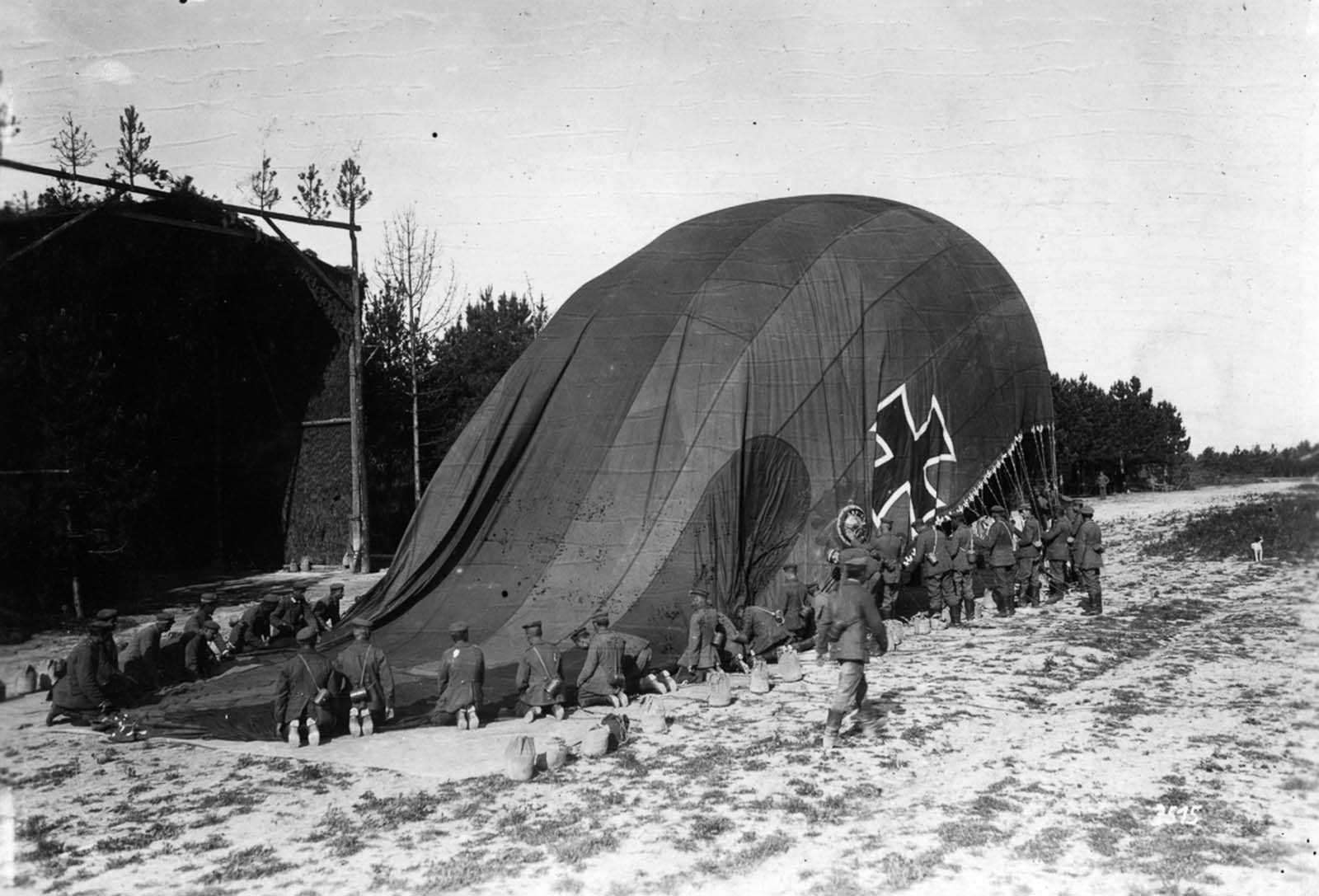 German soldiers inflate an observation balloon. 1915.