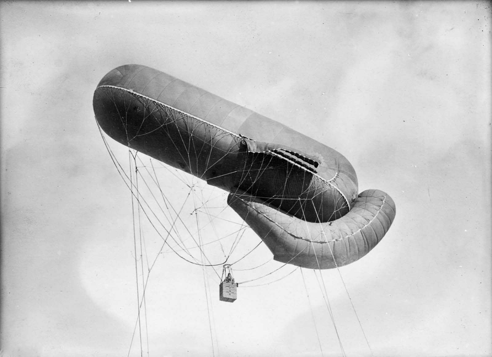 A German observation balloon in flight. 1915.