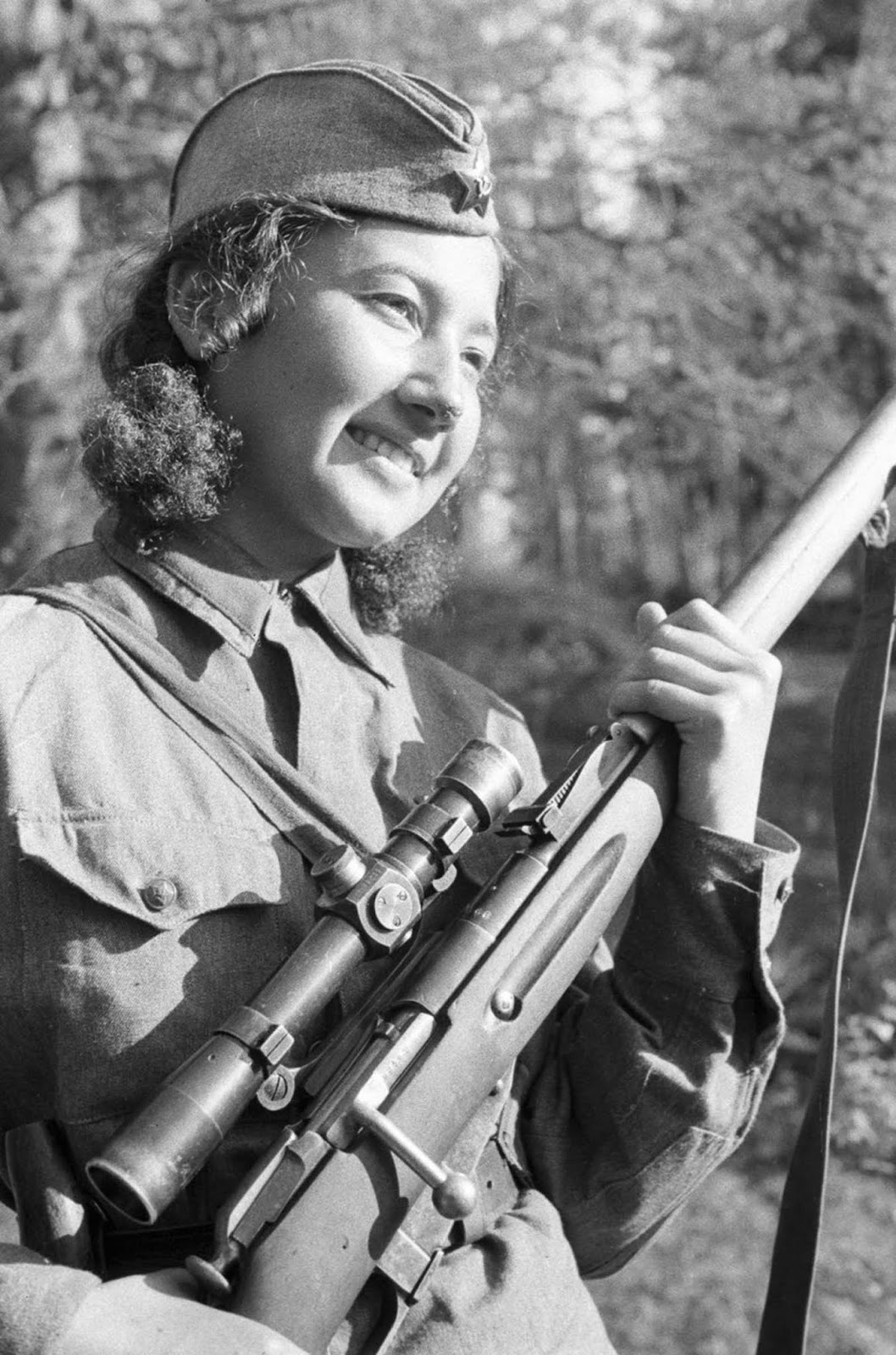 Sniper Anastasya Stepanov during the battle of Stalingrad. 1942.