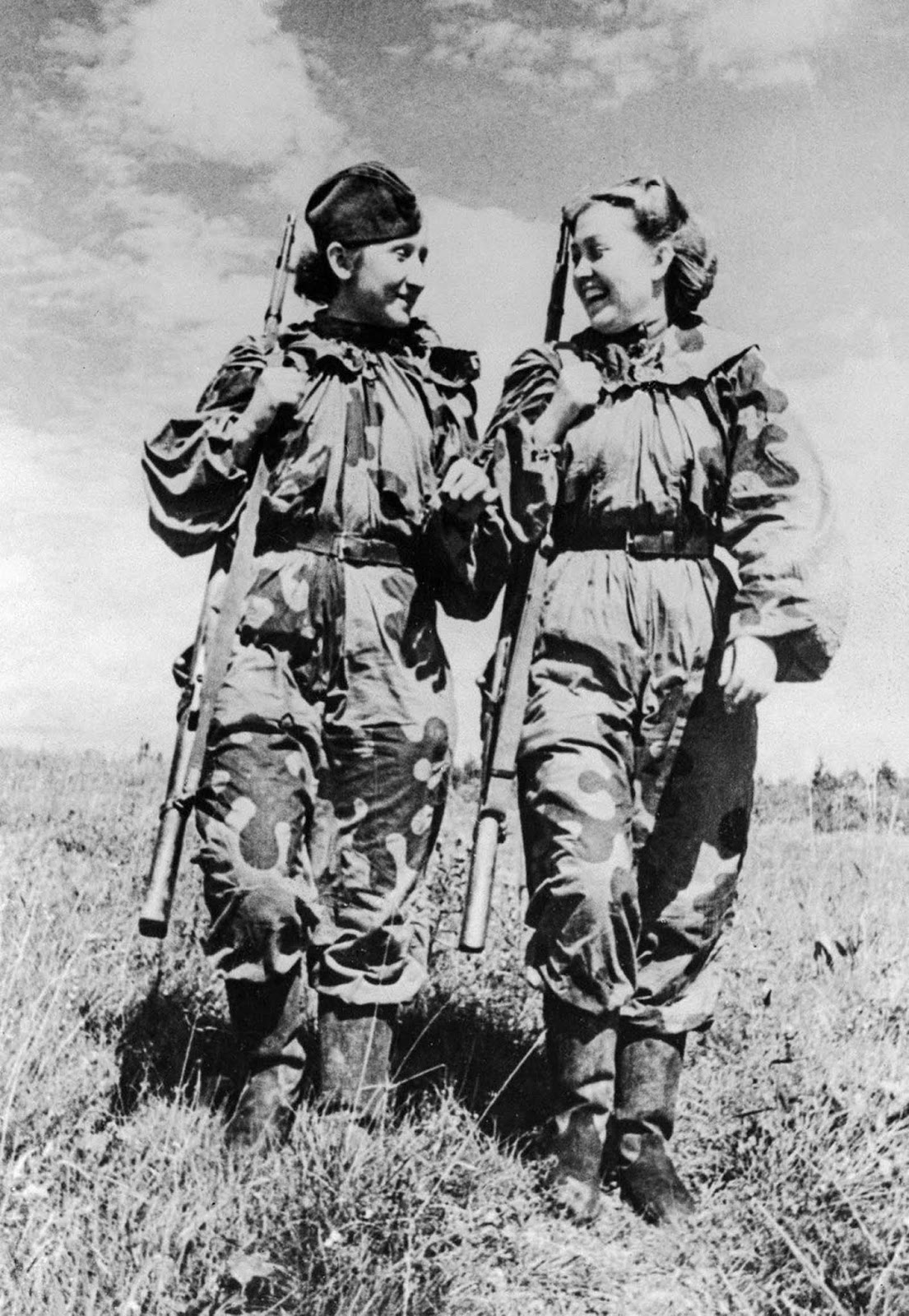Snipers C. Bykova and R. Skrypnikova return from a combat assignment. 1943.