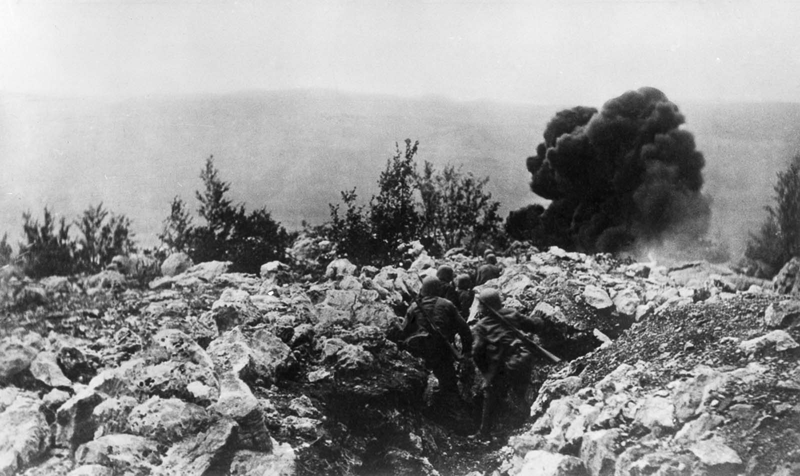 German flamethrower troops in combat. 1916.