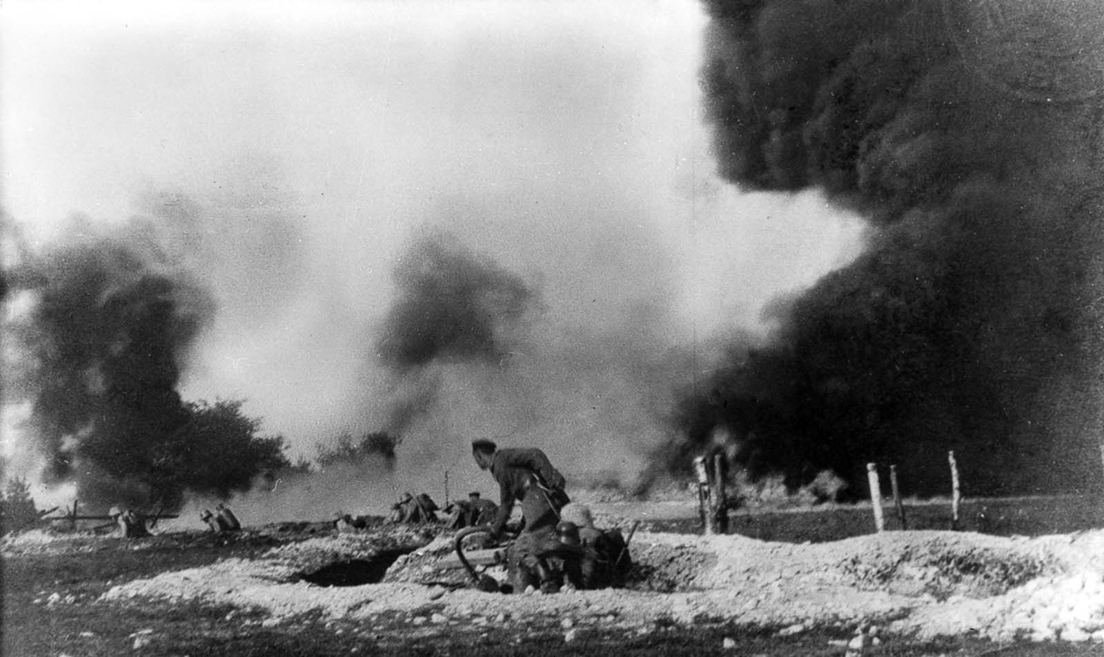 German flamethrower troops in combat. 1916.