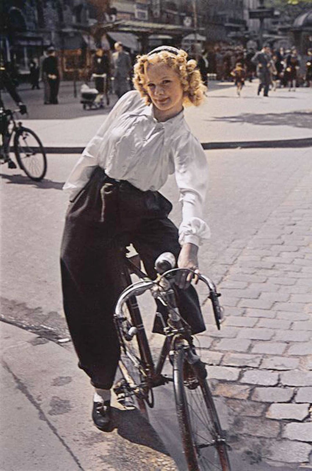 Paris during the war, photo by Andre Zucca for German Wehrmacht magazine Signal.
