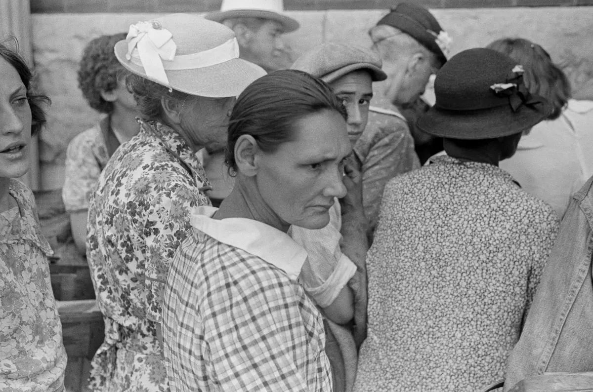 poor-great depression families waitig for aid