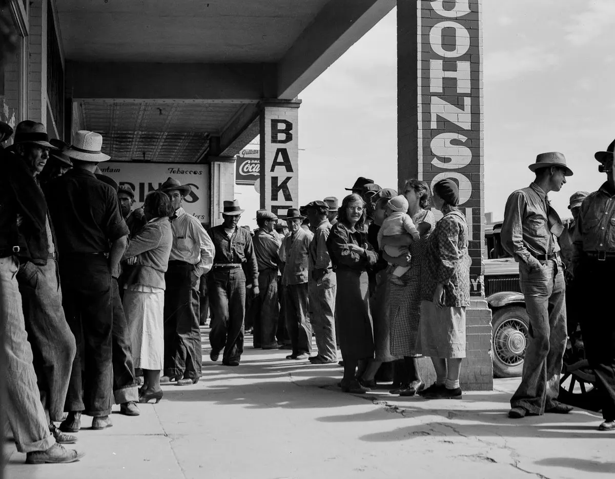 poor-great depression families waitig for aid