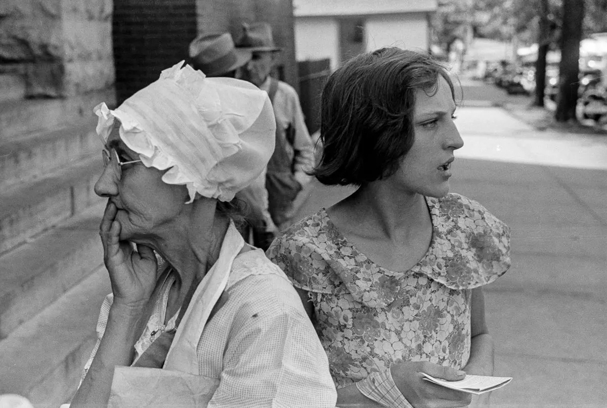 poor-great depression families waitig for aid