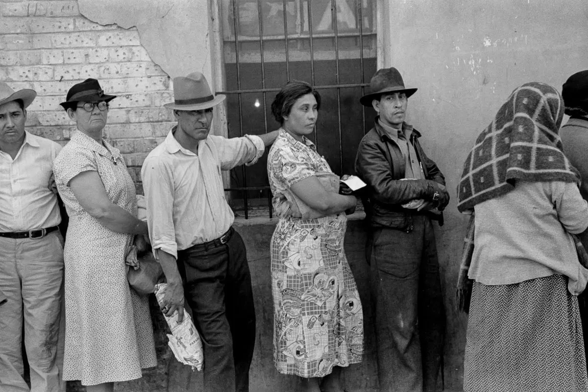 poor-great depression families waitig for aid