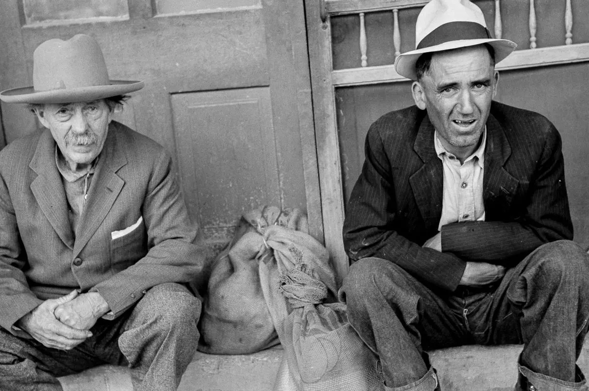 poor-great depression families waitig for aid