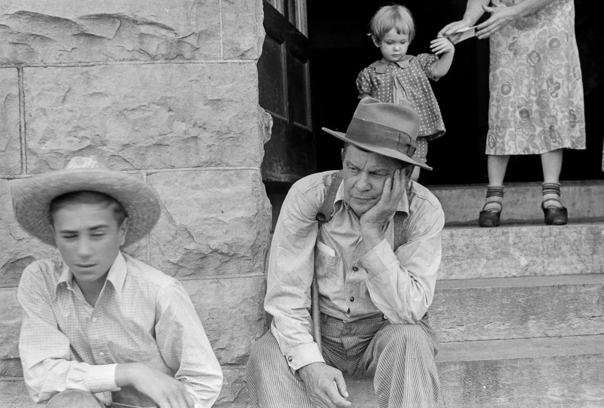 poor-great depression families waitig for aid