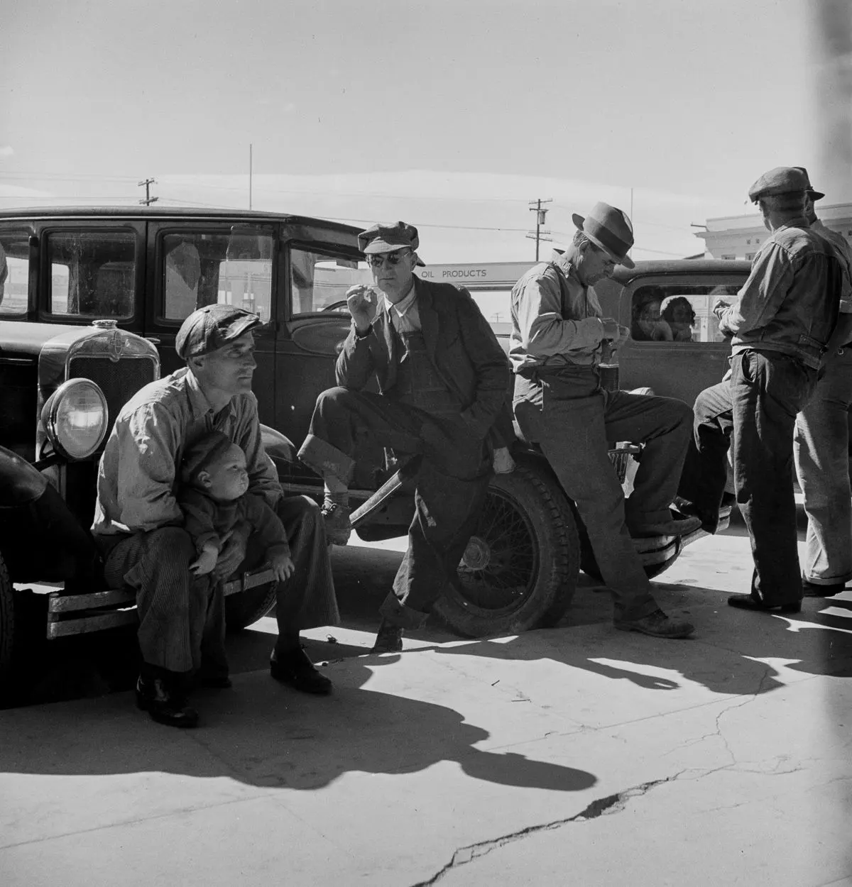 poor-great depression families waitig for aid
