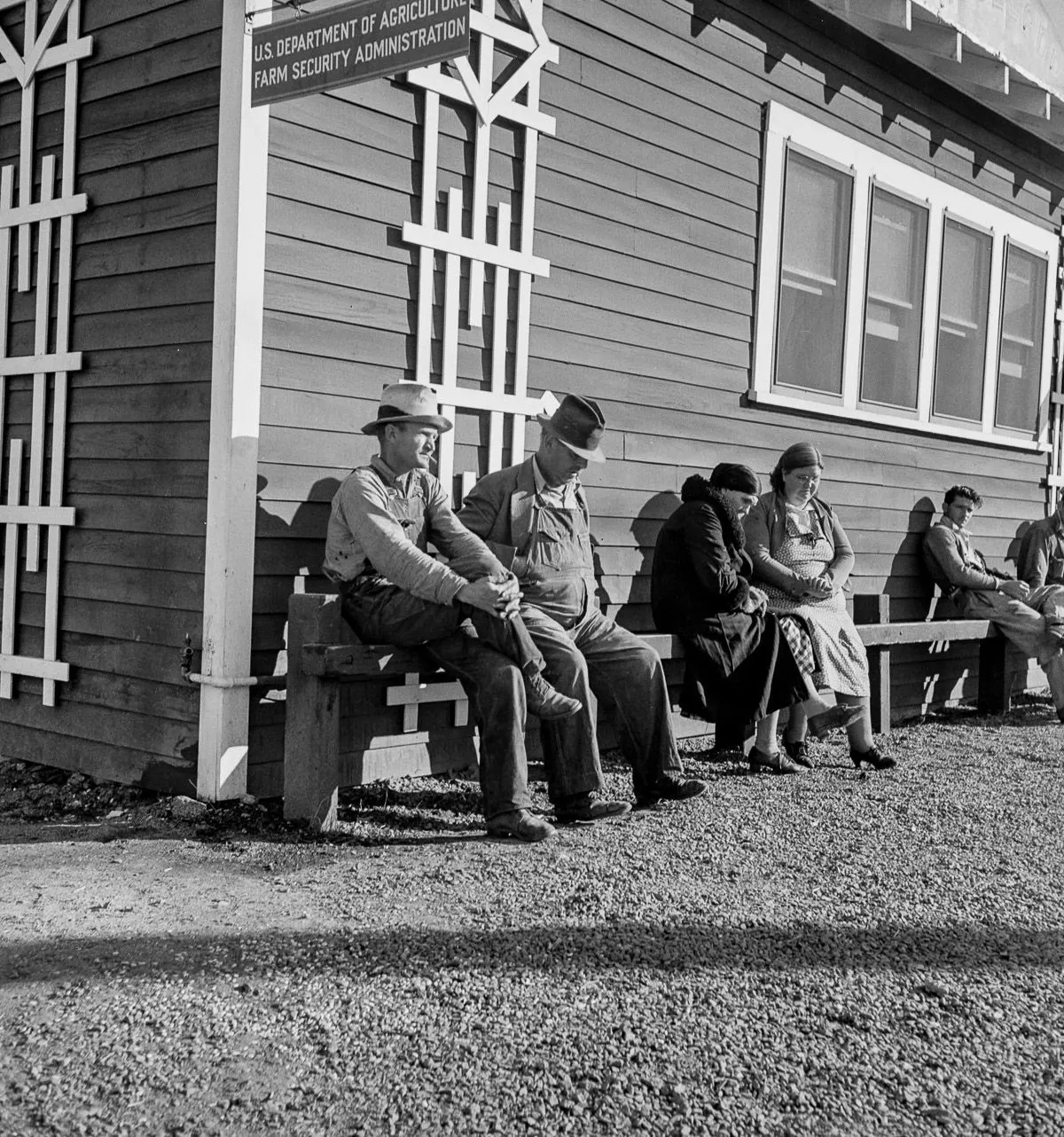 poor-great depression families waitig for aid