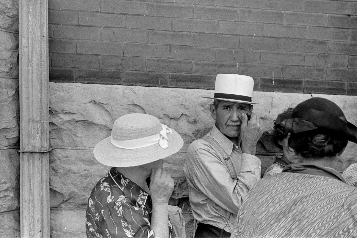 poor-great depression families waitig for aid
