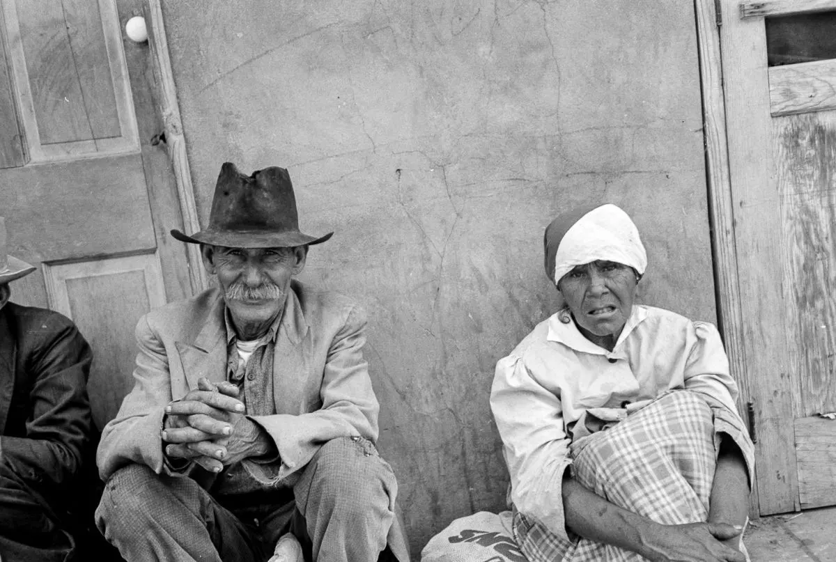 poor-great depression families waitig for aid