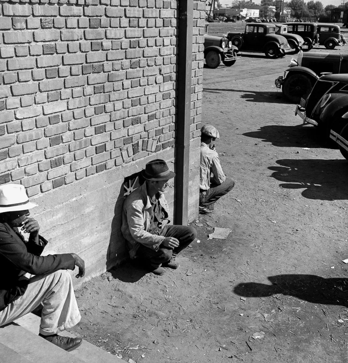 poor-great depression families waitig for aid