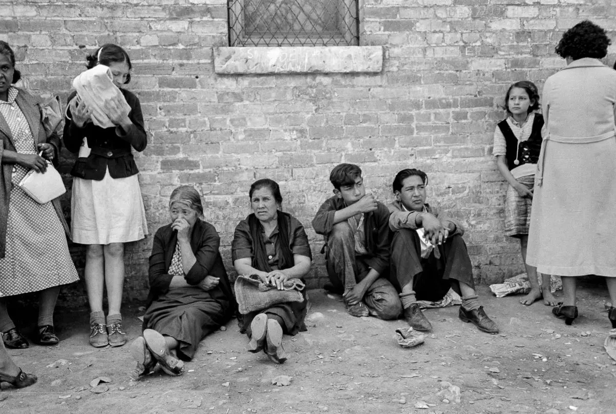 poor-great depression families waitig for aid
