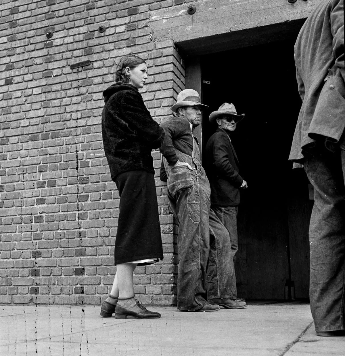 poor-great depression families waitig for aid