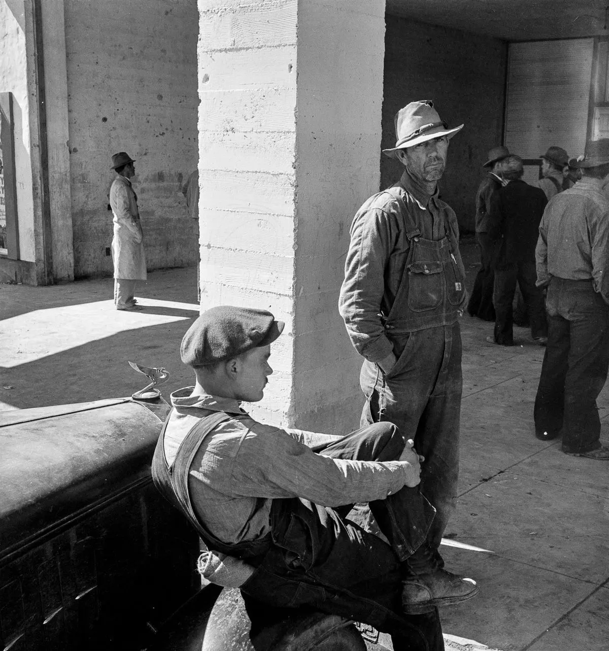 poor-great depression families waitig for aid