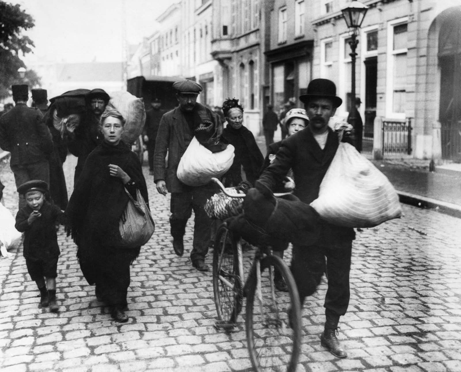 Belgian refugees arrive in the Netherlands. 1914.