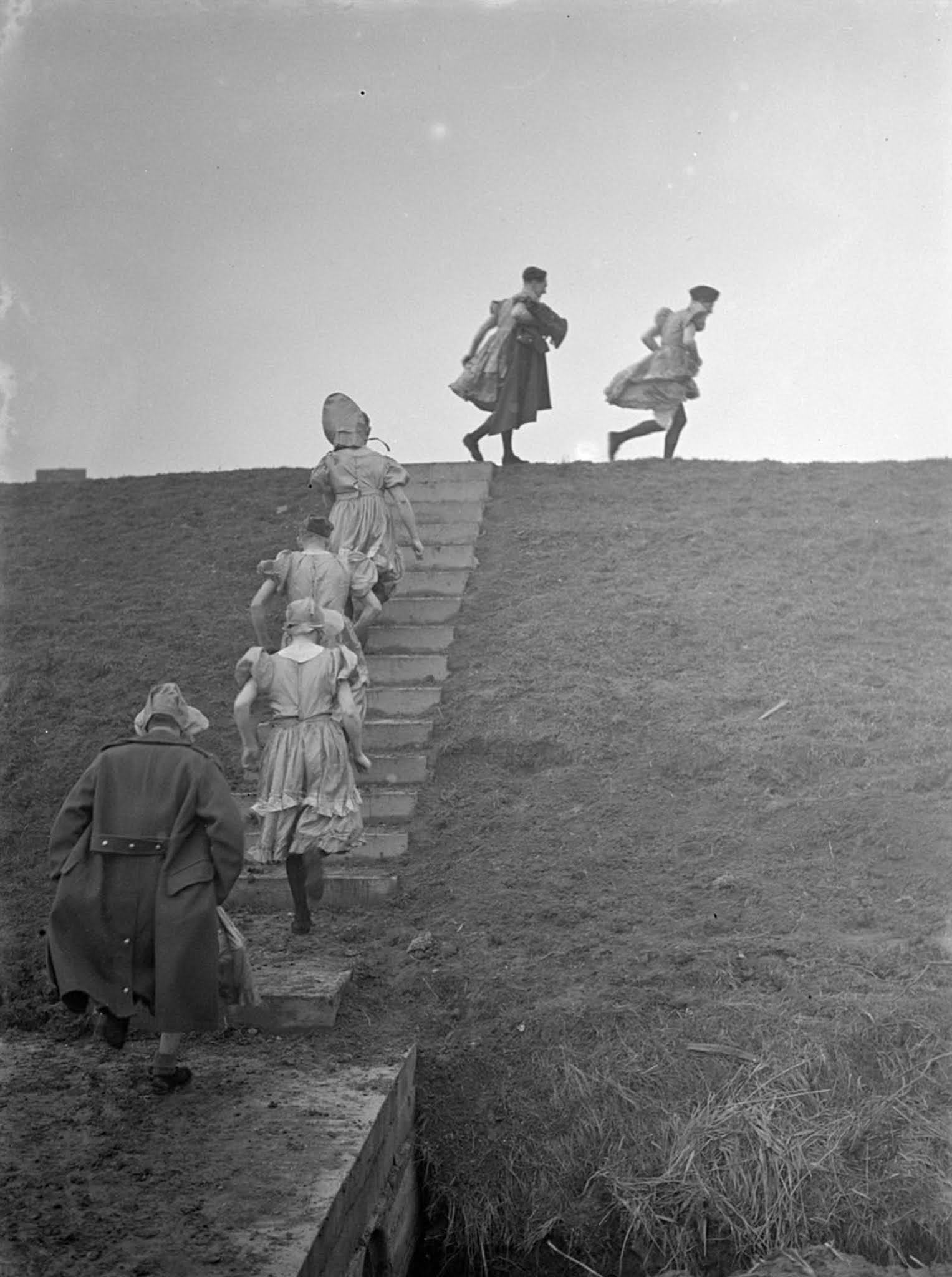 british soldiers manning anti aircraft guns in womens clothes