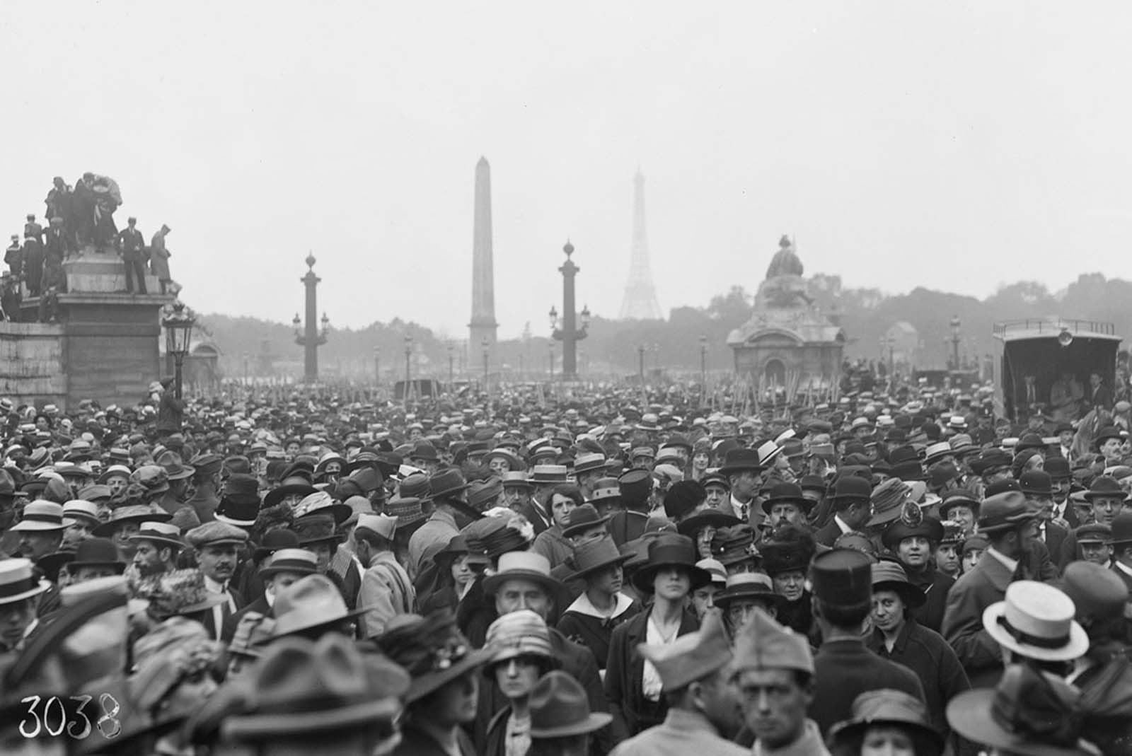 A crowd gathers in the Place de la Concorde, Paris, on July 4th, 1918, to see the American troops march in the parade to celebrate American Independence Day.