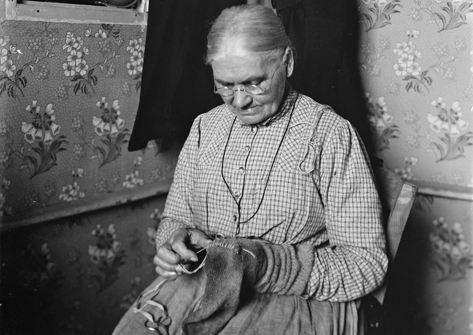 Mending socks for the American soldiers, Bureau of Refugees, Tours, September of 1918.