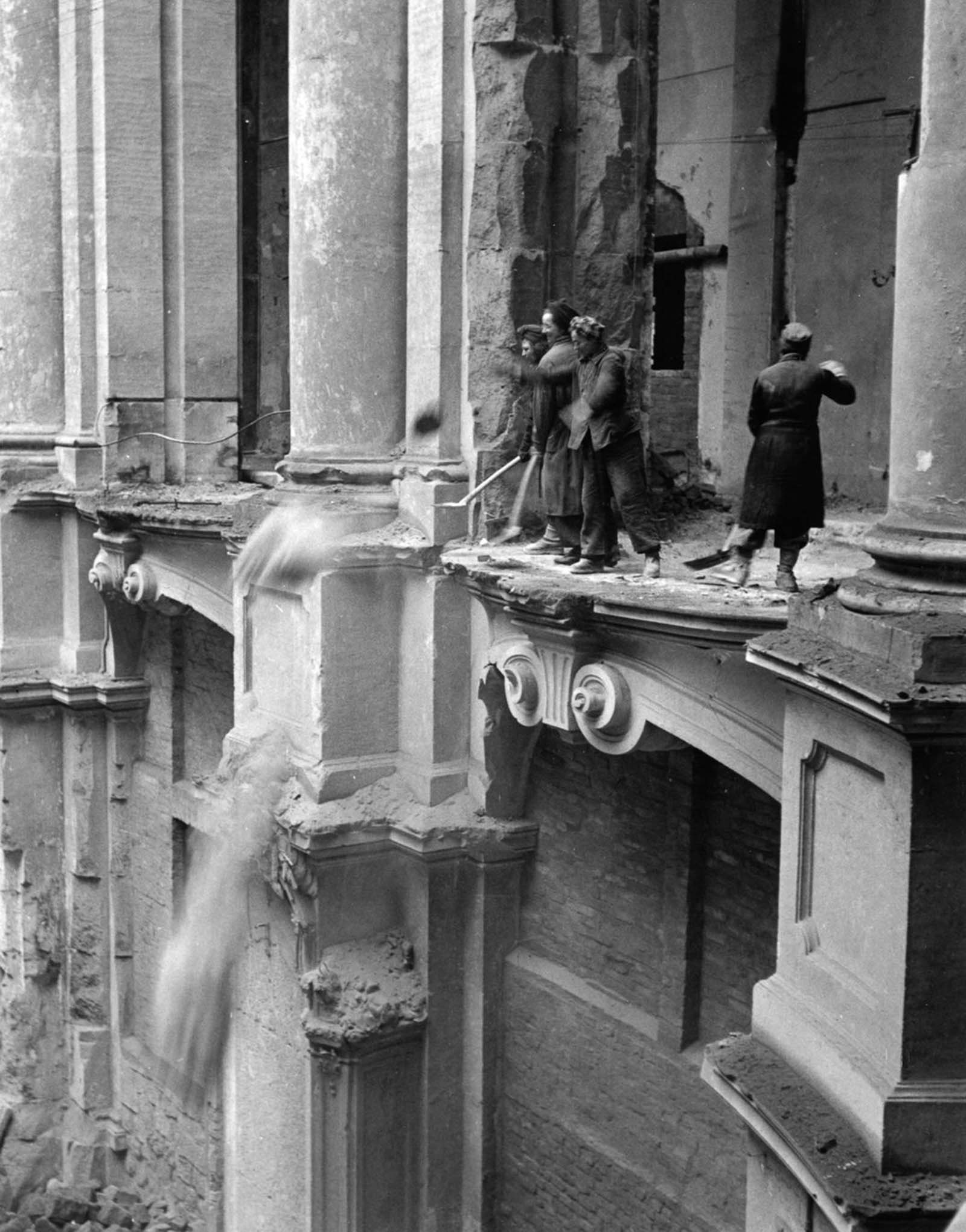 Women clear debris from the Zwinger art gallery. 1946.