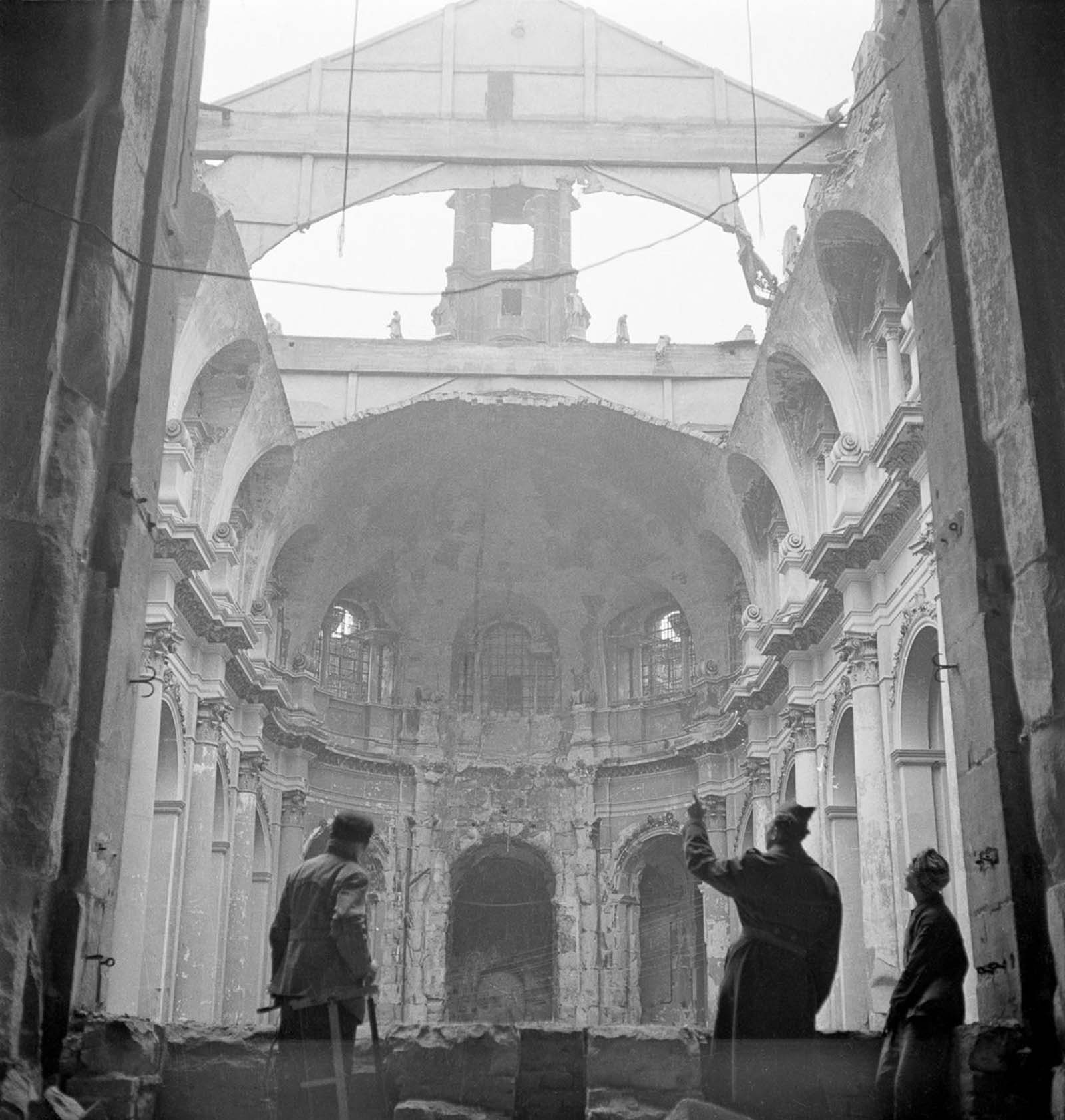 Rebuilding Dresden. 1946.