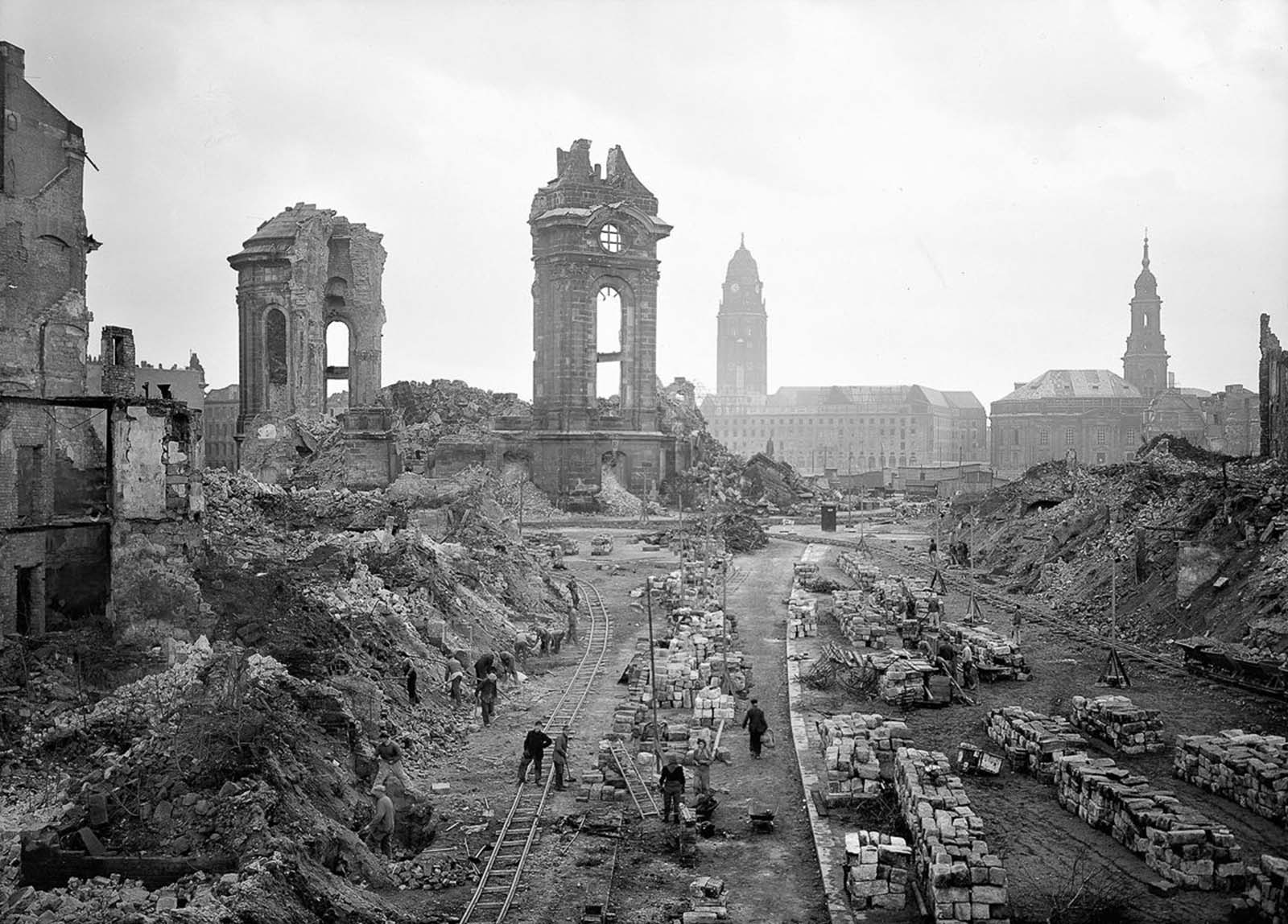 People clear rubble in front of the ruins of the Frauenkirche. 1952.