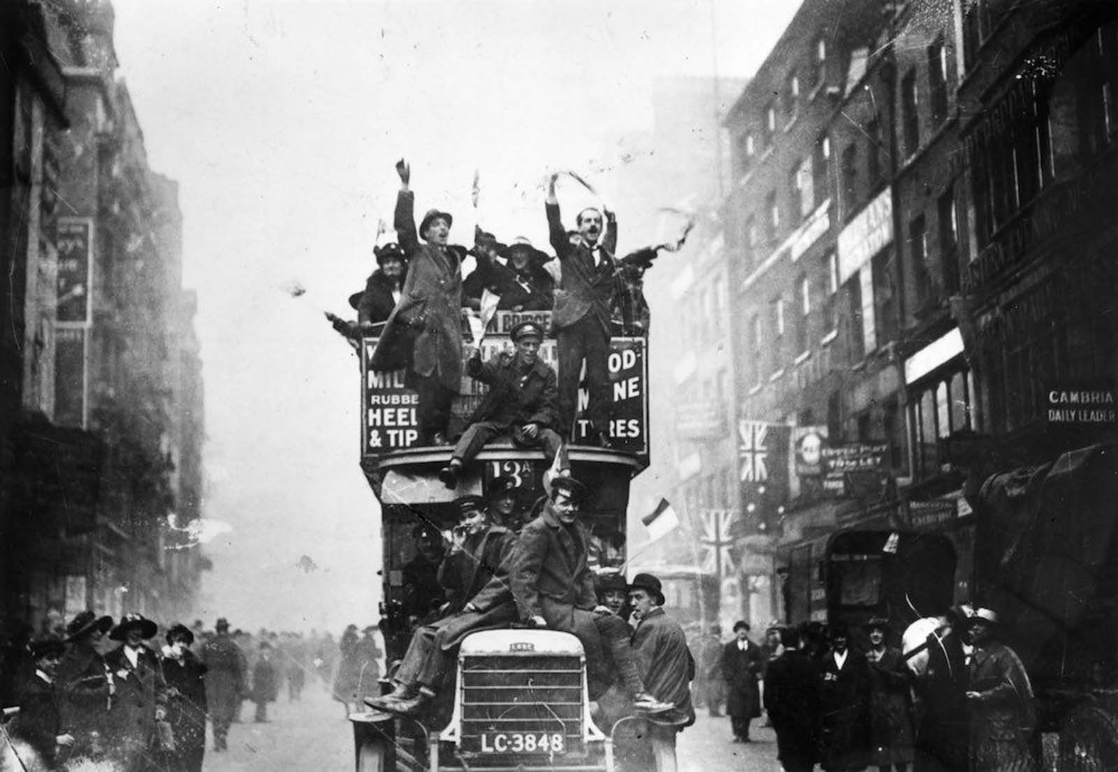 London crowds celebrating the signing of the Armistice.