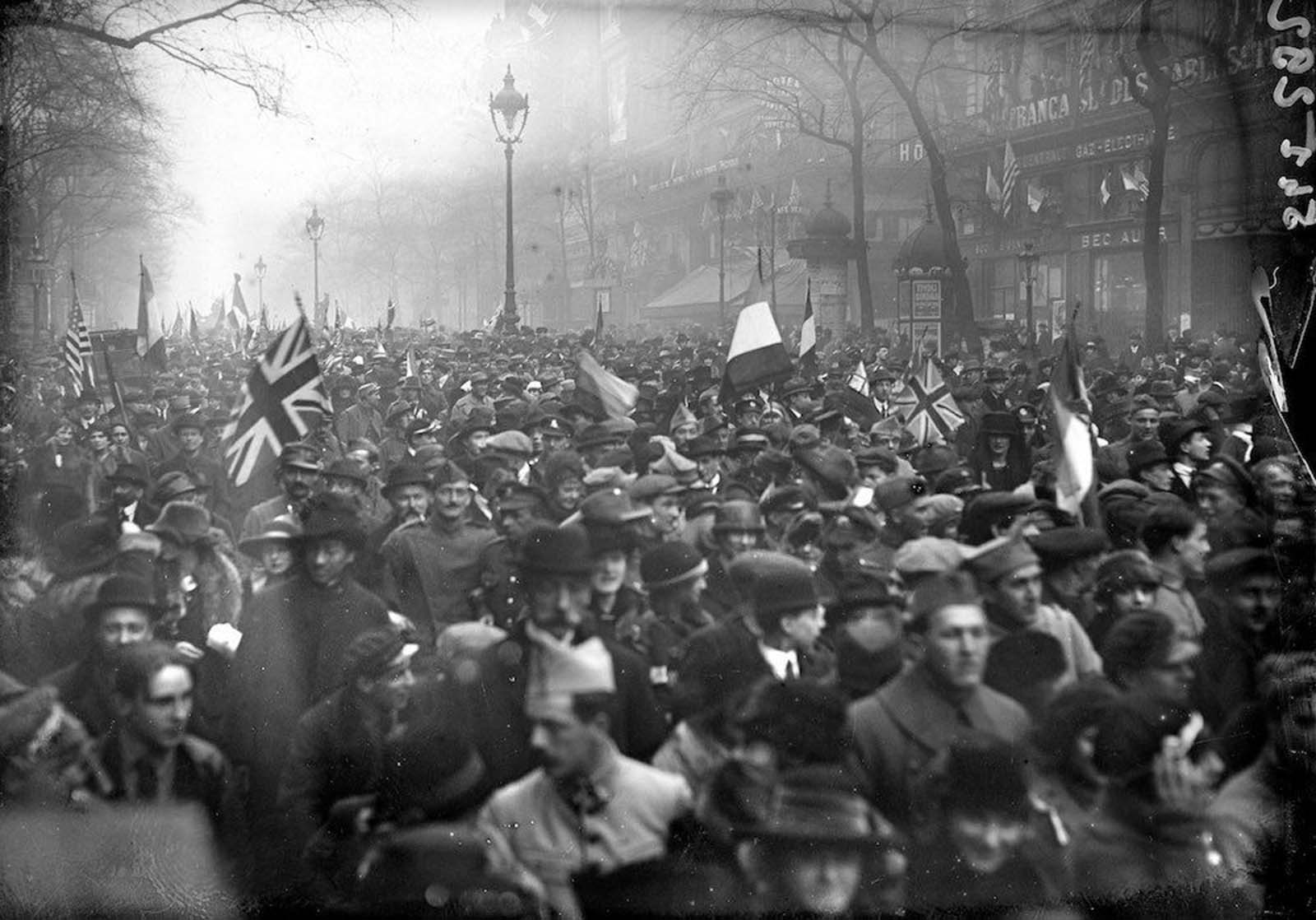 Crowds in Paris, France upon the announcement of the Armistice.