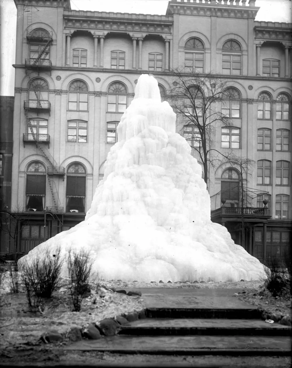 Detroit ice fountain photos