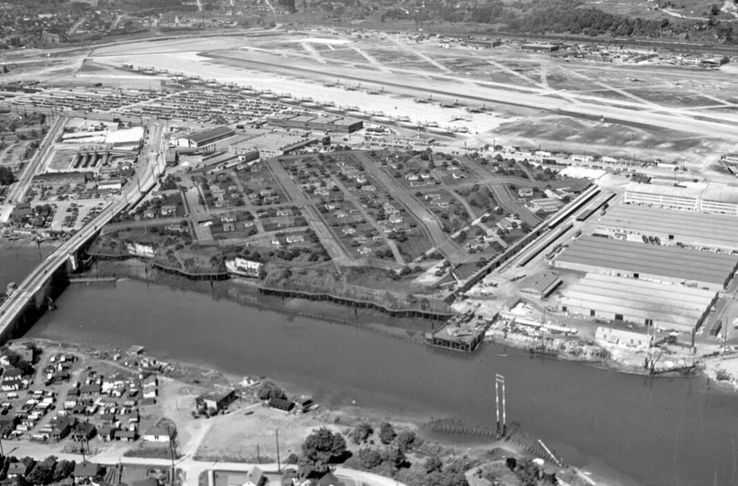 Rare Photos Reveal a Fake Rooftop Town Built to Hide Boeing’s Factory from Potential Japanese Air Strikes, 1944