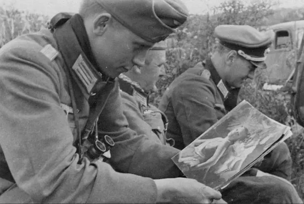 odd photos from Wolrd War Two