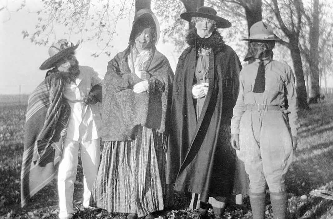 Creepy and nightmarish vintage Halloween photos from the 1900s to 1950s
