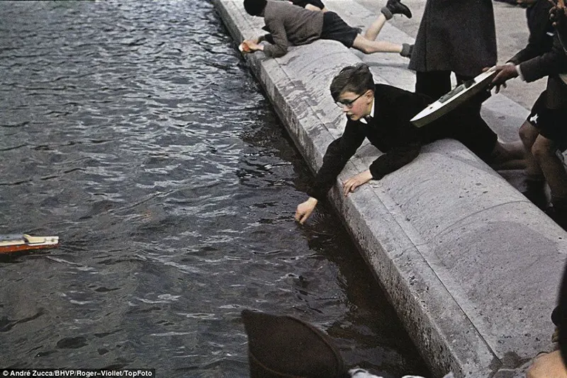 Color photos of occupied paris zucca