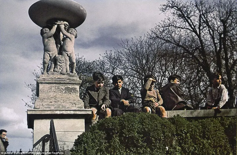 Color photos of occupied paris zucca