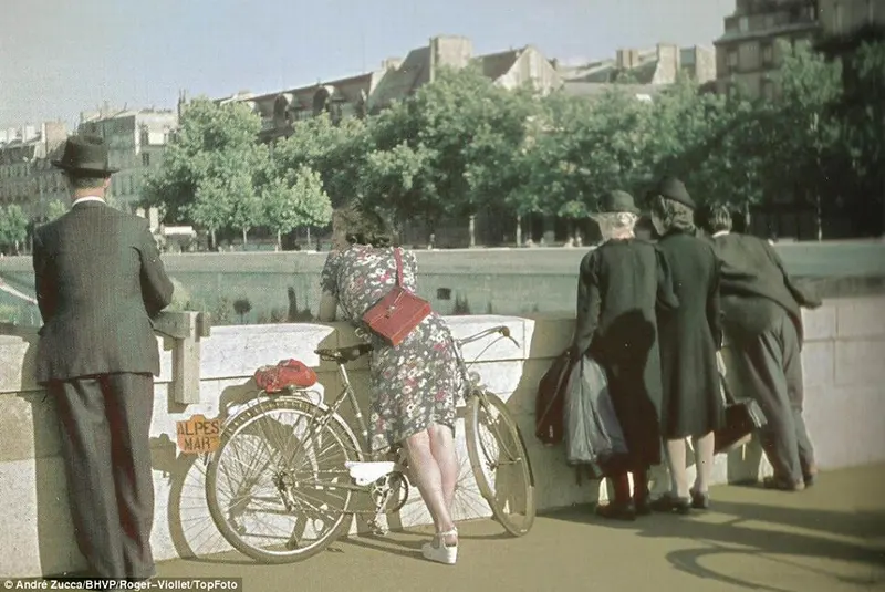 Color photos of occupied paris zucca