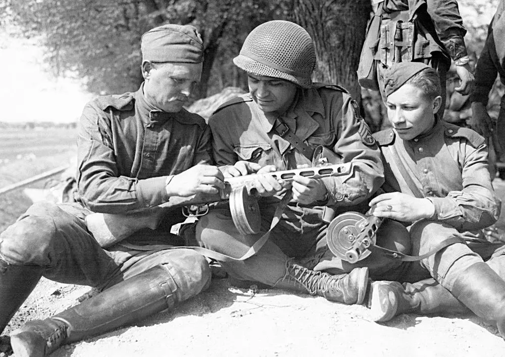 e historic meeting on Elbe River between American and Soviet troops