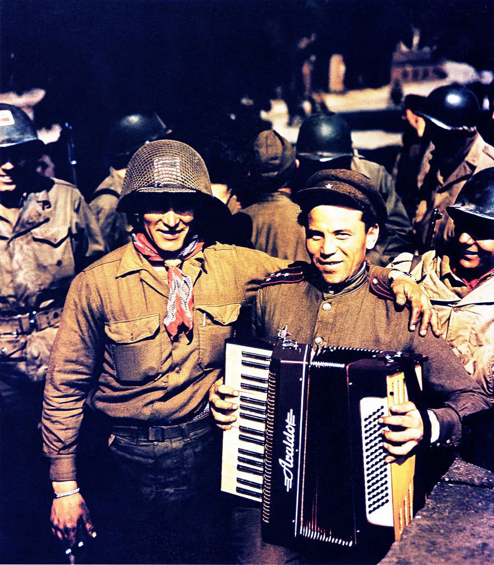 e historic meeting on Elbe River between American and Soviet troops