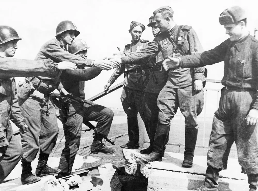 e historic meeting on Elbe River between American and Soviet troops