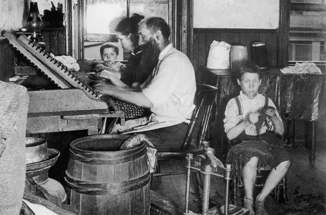 Haunting Photos Capture the Life Inside the Squalid New York’s Tenements and Slums, 1885-1900