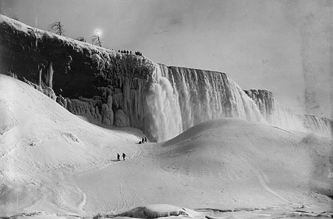 Stunning Vintage Photos Capture Frozen Niagara Falls in Late 19th and Early 20th Centuries