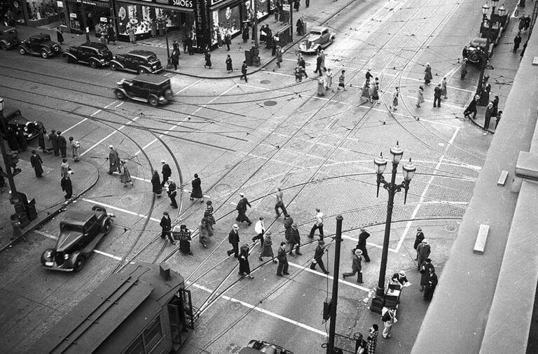 Historical Photos Capture The Street Scenes of Seattle from between the 1930s and 1940s