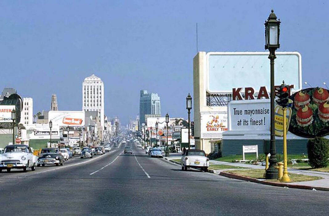Vintage Color Photos Capture Street Scenes of Los Angeles From 1940s to 1960s