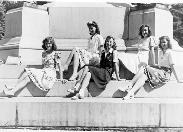 Teenage Fashion of 1940s Photos