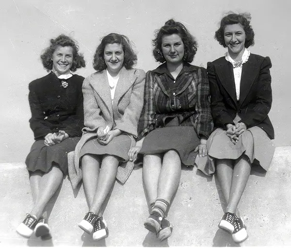 Teenage Fashion of 1940s Photos