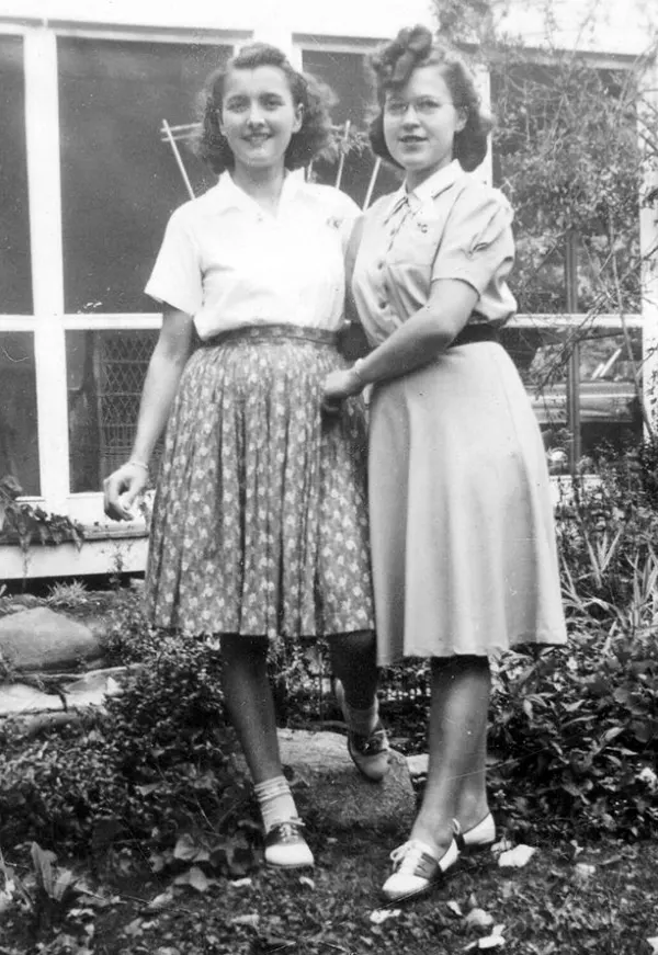 Teenage Fashion of 1940s Photos