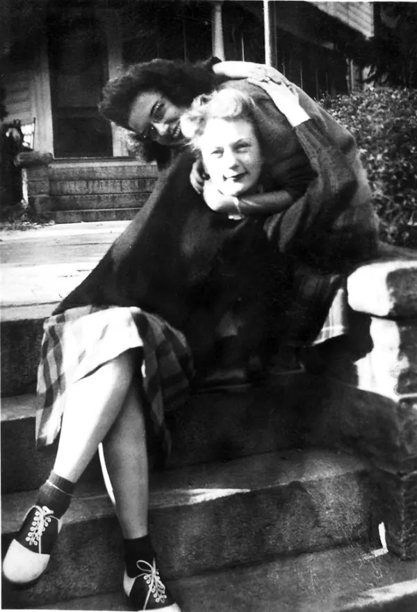Teenage Fashion of 1940s Photos