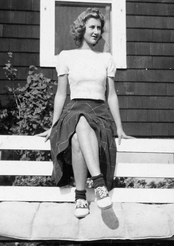 Teenage Fashion of 1940s Photos